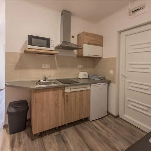 Kikoeto Anna Balatonboglár